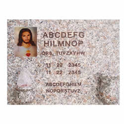 Ossario in granito con vaso portafiori, luce votiva e cornice <br/><a class='link-form' href='form_info.php?ID_prod=modello-ossario-granito.jpg&source=lapidi'>CHIEDI IL PREZZO!